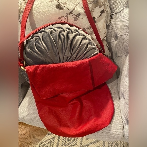 Red Leather Slouchy Shoulder Bag Purse w/Flap Closure Brass Hardware Vintage - Picture 4 of 14
